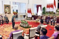 Presiden Jokowi didampingi Menko Polhukam Mahfud MD, Mensesneg Pratikno, dan Gubernur Lemhannas Andi Widjajanto menerima peserta PPRA LXIII dan PPRA LXIV Tahun 2022 Lemhannas RI, di Istana Negara, Jakarta, Rabu (12/10/2022)