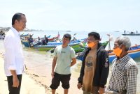 Presiden Jokowi saat berdialog dengan para nelayan di Kampung Nelayan Tanjung Laut, Kabupaten Bangka Barat, Provinsi Kepulauan Bangka Belitung, Kamis (20/10/2022)