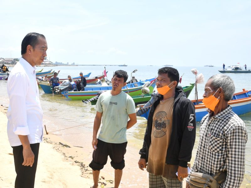 Presiden Jokowi saat berdialog dengan para nelayan di Kampung Nelayan Tanjung Laut, Kabupaten Bangka Barat, Provinsi Kepulauan Bangka Belitung, Kamis (20/10/2022)