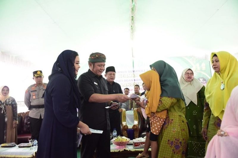 Gubernur Sumsel H Herman Deru saat menghadiri pengajian akbar dan memberikan santunan kepuluhan anak yatim piatu yang dipusatkan di Masjid Al-Amin, Rabu (14/9) siangGubernur Sumsel H Herman Deru saat menghadiri pengajian akbar dan memberikan santunan kepuluhan anak yatim piatu yang dipusatkan di Masjid Al-Amin, Rabu (14/9) siang