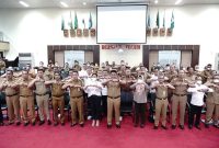 Gubernur Sumsel Herman Deru berfoto bersama peserta rakor pembangunan infrastruktur TA 2022