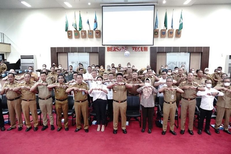 Gubernur Sumsel Herman Deru berfoto bersama peserta rakor pembangunan infrastruktur TA 2022