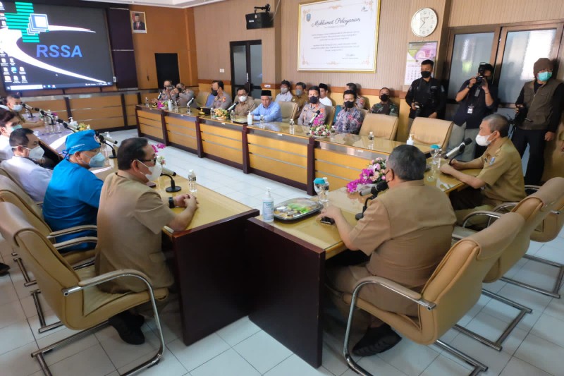 Forum Koordinasi Pimpinan Daerah [Forkopimda] Jawa Timur hari ini, Selasa [04/10/2022], mengecek langsung bagaimana proses perawatan medis korban tragedi di Stadion Kanjuruhan.