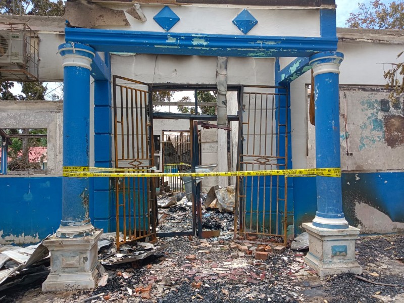 Ruang penyimpanan berkas Sekolah Menengah Pertama Negeri 4 Jejawi di Desa Cempedak Kabupaten Ogan Komering Ilir, dipasang garis polisi [police line].