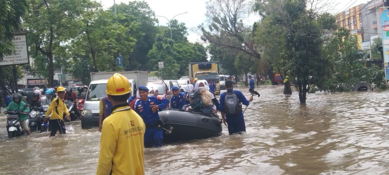 Bantu Warga, Polairud Polda Sumsel Terjunkan 2 Perahu Karet