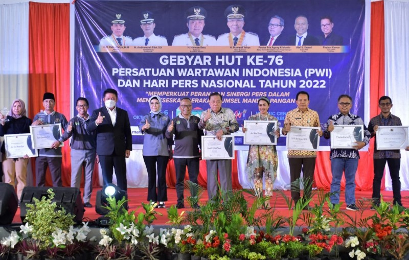 PT Bukit Asam Tbk [PTBA] menerima Penghargaan kategori BUMN dan Perusahaan yang Peduli dan Berperan Aktif dalam Peningkatan Kualitas SDM Pers dari Persatuan Wartawan Indonesia Sumatera Selatan [PWI Sumsel]. 