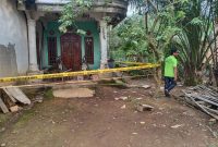 Pasangan Suami Istri [Pasutri], Junardi [55] dan Srinarti [50] ditemukan tewas bersimbah darah di rumahnya Dusun III Jalur Primer I Desa Nunggal Sari Kecamatan Pulau Rimau Kabupaten Banyuasin, Sumatera Selatan.