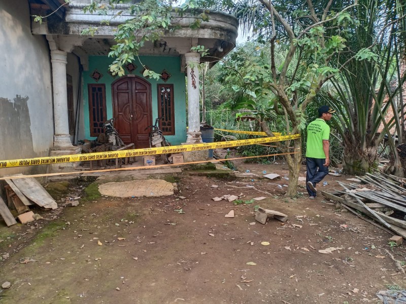 Pasangan Suami Istri [Pasutri], Junardi [55] dan Srinarti [50] ditemukan tewas bersimbah darah di rumahnya Dusun III Jalur Primer I Desa Nunggal Sari Kecamatan Pulau Rimau Kabupaten Banyuasin, Sumatera Selatan.