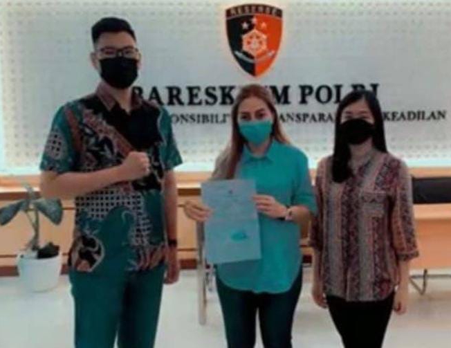 Feby Sharon yang mengaku sebagai istri sah Kapolres Muara Enim membuat laporan di Mabes Polri [istimewa].