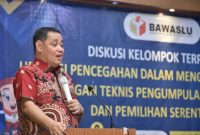 Anggota Bawaslu Herwyn JH Malonda saat memberikan arahan dalam dalam Diskusi Kelompok Terpumpun Urgensi Pencegahan alam Mengawal Tahapan dan Bimbingan Teknis Pengumpulan Data IKP Pemilu dan Pemilihan Serentak 2024 di Kupang, Nusa Tenggara Timur (NTT), Jumat (21/10/22) malam 