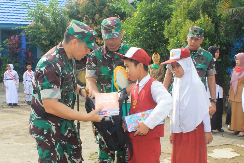 Komandan Distrik Militer [Kodim] 0418/ Palembang, Kolonel Infanteri Sumarlin Marzukim mendatangi sekolah tempat dimana Rizki belajar yakni di SD Negeri 158 Palembang.