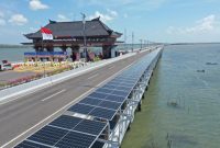 Pembangkit tenaga surya yang sudah beroperasi penuh sejak Oktober 2020 ini terdiri dari 720 solar panel system, dengan photovoltaics berkapasitas maksimal 241 kilowatt-peak [kWp], dan terpasang di Gedung Airport Operation Control Center [AOCC].