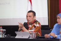 Ditjen Dukcapil Kemendagri, Erikson P Manihuruk (kiri) saat memberikan pemaparan dalam rakornas Hubungan Antar-Lembaga dan Persiapan Pengawasan Pemutakhiran Data Pemilih di Daerah Istimewa Yogyakarta, Kamis (27/10/2022)