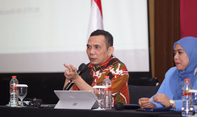 Ditjen Dukcapil Kemendagri, Erikson P Manihuruk (kiri) saat memberikan pemaparan dalam rakornas Hubungan Antar-Lembaga dan Persiapan Pengawasan Pemutakhiran Data Pemilih di Daerah Istimewa Yogyakarta, Kamis (27/10/2022)
