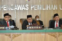 ki-ka: tiga anggota Majelis Sidang Bawaslu Herwyn JH Malonda, Rahmat Bagja, dan Totok Hariyono memeriksa saksi-saksi para pemohon dalam Sidang Ajudikasi Sengketa 