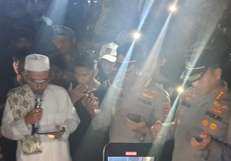 Ribuan suporter Sriwijaya FC bersama Kapolda Sumsel Irjen Pol Toni Harmanto dan Kapolrestabes Palembangmelakukan doa bersama atas Tragedi Kanjuruhan, di lapangan Sepakbola Wira Bhakti, Kompleks Pakri, Palembang, Senin [03/10/2022].