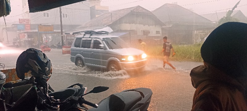 Hujan lebat disertai angin bercampur geledek mengguyur wilayah kota Palembang pada Senin [04/10/2022], pukul 16:30 hingga 17:25 berdampak pada genangan air di seputaran Jalan Puncak Sekuning, Kelurahan Lorok Pakjo, Kecamatan Ilir Barat 1 Palembang. 