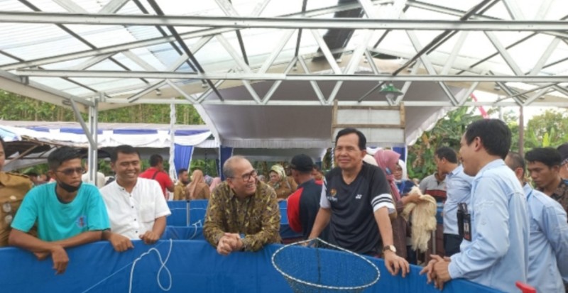 Dinas Perikanan Kota Prabumulih selaku leading sector bekerjasama dengan Bank Indonesia [BI] Perwakilan Sumsel mengadakan Panen Perdana Ikan Lele dan Penyerahan Bantuan Mesin Pengolahan Serat Daun Nanas [Dekortikator].