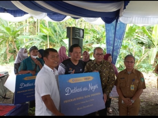 Dinas Perikanan Kota Prabumulih selaku leading sector bekerjasama dengan Bank Indonesia [BI] Perwakilan Sumsel mengadakan Panen Perdana Ikan Lele dan Penyerahan Bantuan Mesin Pengolahan Serat Daun Nanas [Dekortikator].