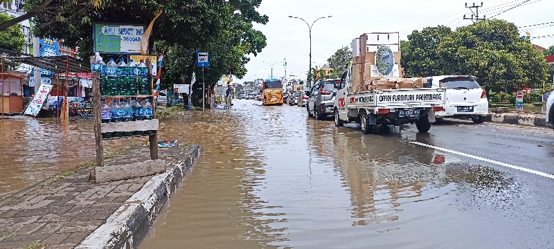 Hujan yang kembali mengguyur wilayah ibu kota Sumatera Selatan [Sumsel], Palembang dari pukul 20:00 WIB, Rabu [05/10] malam hingga 06:00 WIB, Kamis [06/10/2022] pagi menyebabkan beberapa titik ruas jalan banjir dan aktivitas nyaris lumpuh
