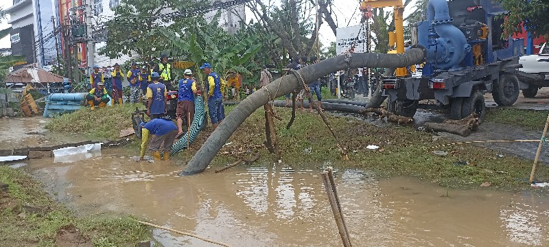 Pompa BBWSS VIII tengah menyedot genangan air di wilayah Basuki Rahmat [Bendung]