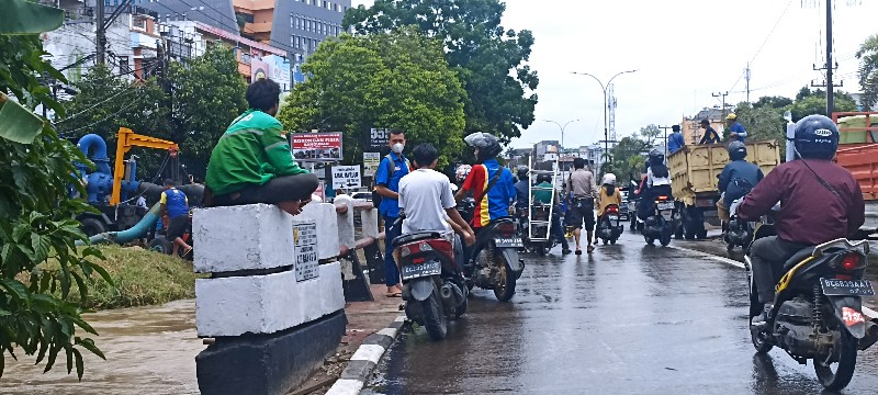 Hujan yang kembali mengguyur wilayah ibu kota Sumatera Selatan [Sumsel], Palembang dari pukul 20:00 WIB, Rabu [05/10] malam hingga 06:00 WIB, Kamis [06/10/2022] pagi menyebabkan beberapa titik ruas jalan banjir dan aktivitas nyaris lumpuh