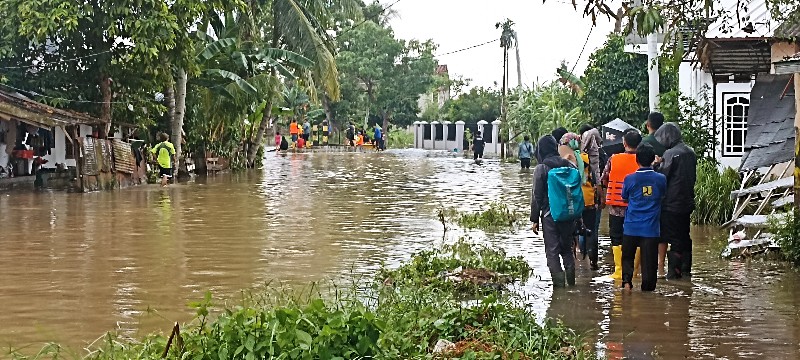 Walikota Palembang H Harnojoyo bersama Kapolrestabes dan Dandim 0418/Palembang meninjau lokasi titik genangan, kolam retensi dan Pompa Bendung BBWSS VIII, Kamis [06/10/2022]