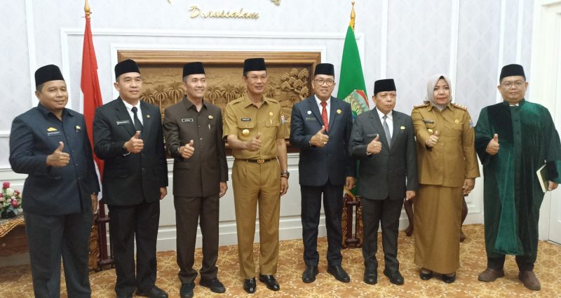 Pose bersama Walikota Palembang H Harnojoyo, Sekda Kota Palembang Ratu Dewa, Asisten II Ahmad Zulinto, Kadisdik Anshori, Kadisnaker Rediyan Deddy Umrien, Kepala BKD Riza Fahlevi usai pelantikan.