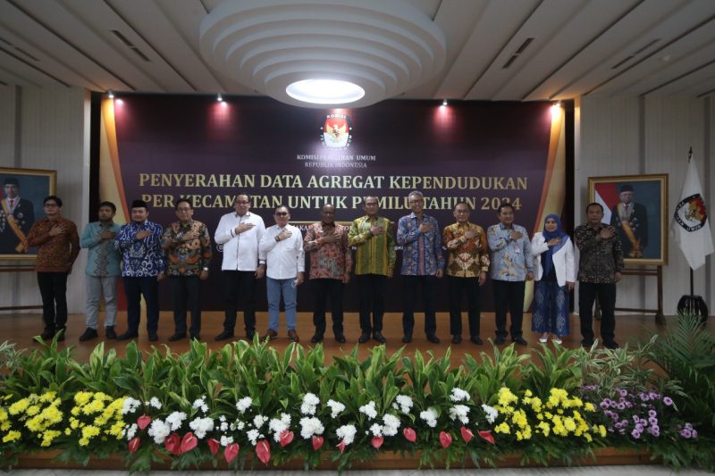 Komisi Pemilihan Umum (KPU) secara resmi menerima Data Agregat Kependudukan per Kecamatan (DAK2) secara simbolis dari Kemendagri RI 