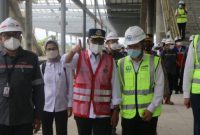 Menteri Perhubungan Budi Karya Sumadi, Sabtu (1/10), meninjau proyek pembangunan Kereta Cepat Jakarta – Bandung (KCJB) 