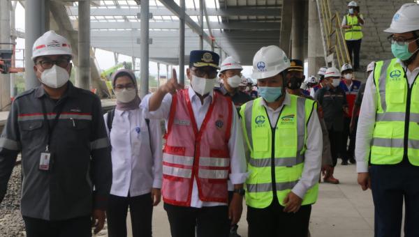 Menteri Perhubungan Budi Karya Sumadi, Sabtu (1/10), meninjau proyek pembangunan Kereta Cepat Jakarta – Bandung (KCJB) 