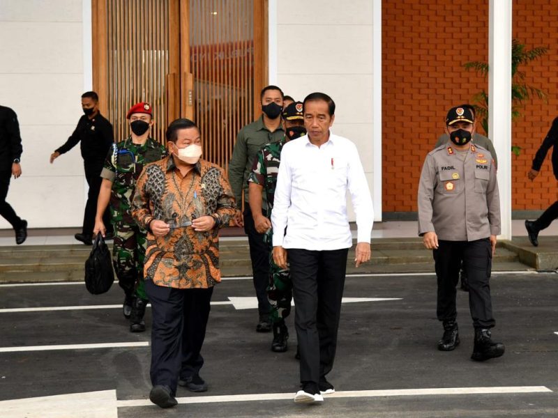 Presiden Jokowi didampingi Seskab Pramono Anung melakukan kunjungan kerja ke Provinsi Kepulauan Bangka Belitung, Kamis (20/10/2022), dari Pangkalan TNI AU Halim Perdanakusuma, Jakarta