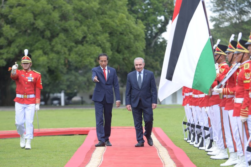 Presiden Jokowi saat menyambut PM Palestina Mohammad I.M. Shtayyeh di halaman Istana Kepresidenan Bogor, Jawa Barat, Senin (24/10/2022) pagi.