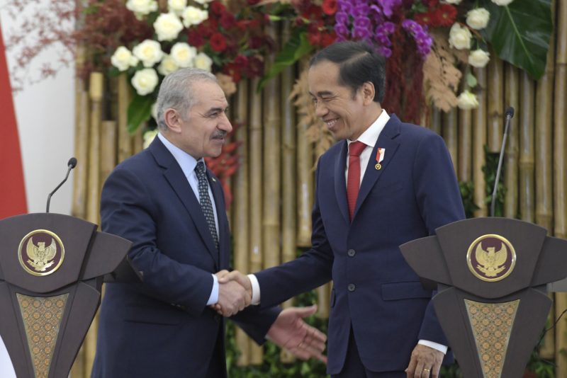 Presiden Jokowi usai melakukan keterangan pers bersama PM Palestina Mohammad I.M. Shtayyeh di Istana Kepresidenan Bogor, Jawa Barat, pada Senin (24/10/2022)
