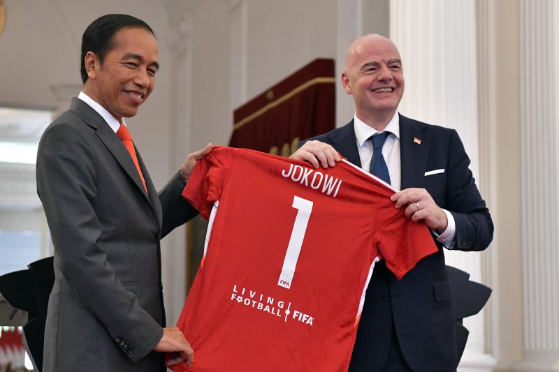 Presiden FIFA Gianni Infantino memberikan kaos bertuliskan nama “Jokowi” kepada Presiden RI, usai pernyataan pers bersama di Istana Merdeka, Jakarta, Selasa (18/10/2022)