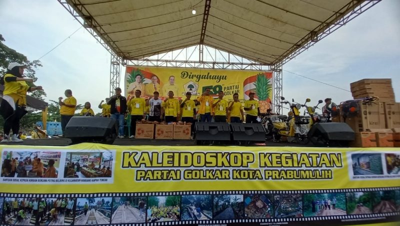 Ribuan masyarakat Kota Prabumulih turun ke Jalan Jenderal Sudirman, mereka mengikuti arak arakan jalan sehat kemeriahan Hari Ulang Tahun Partai Golongan Karya [HUT Golkar] ke-58, Ahad [16/10/2022]