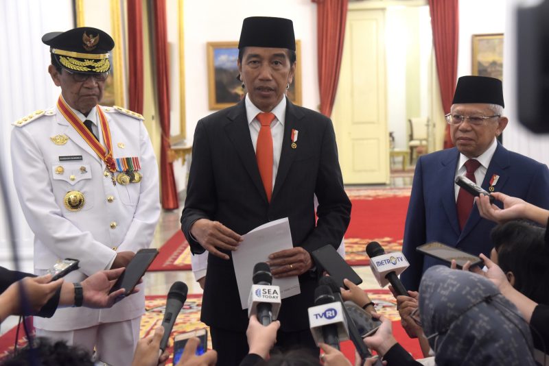 Presiden Jokowi pada keterangan pers usai melantik Gubernur Daerah Istimewa Yogyakarta Sri Sultan Hamengku Buwono X, Senin (10/10/2022)