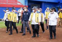 Menteri PUPR Basuki Hadimuljono dan Menpora Zainudin Amali, meninjau Stadion Kanjuruhan , Malang, Jawa Timur, pada Kamis (13/10/2022)