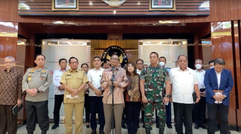 Menko Polhukam Mahfud MD memberikan keterang pers terkait hasil Rakorsus Tragedi Sepak Bola di Kanjuruhan, Senin (03/10/2022), di Kantor Kemenko Polhukam, Jakarta 