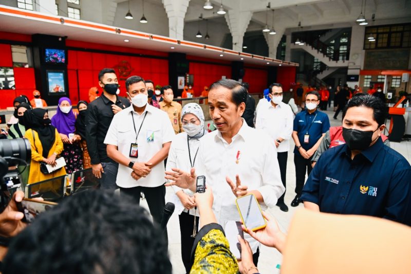 Presiden saat menjawab pertanyaan jurnalis di Kantor Pos Kota Bandung, Kamis (13/10/2022) 