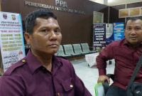 M Isah (54) warga Jl Pulo Gadung, Kelurahan Karya Baru, Kecamatan Alang-alang Lebar saat melapor ke SPKT Polrestabes Palembang