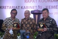 Menko Polhukam Mahfud MD, Kepala BPKP M. Yusuf Ateh, dan Waseskab Fadlansyah Lubis dalam Rakor Setkab – K/L, Kamis (20/10/2022), di Jakarta