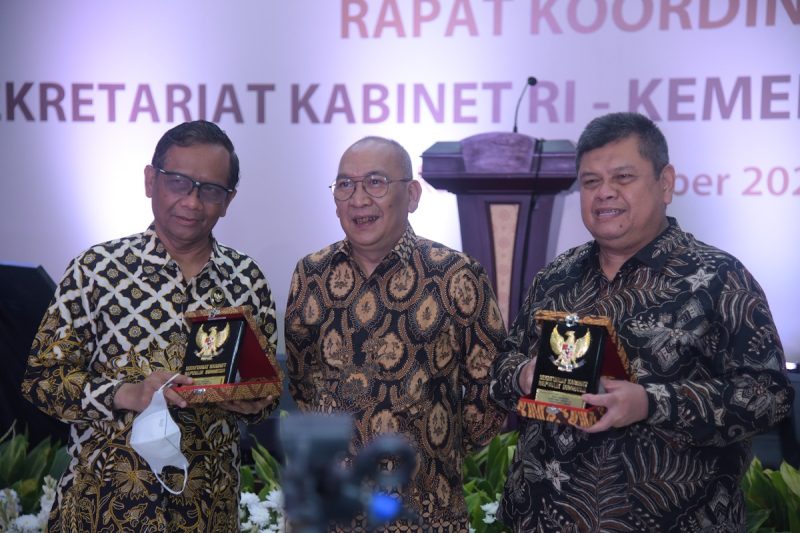Menko Polhukam Mahfud MD, Kepala BPKP M. Yusuf Ateh, dan Waseskab Fadlansyah Lubis dalam Rakor Setkab – K/L, Kamis (20/10/2022), di Jakarta
