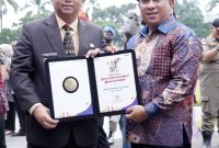 Kadispora Sumsel, Rudi Irawan saat memberikan penghargaan kepada Deni Victoria sebagai Tokoh Lentera Pemuda Lokal Bumi Sriwijaya