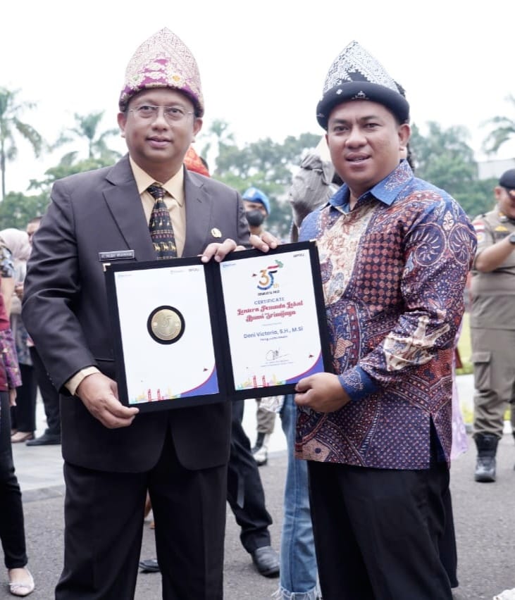 Kadispora Sumsel, Rudi Irawan saat memberikan penghargaan kepada Deni Victoria sebagai Tokoh Lentera Pemuda Lokal Bumi Sriwijaya