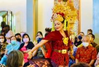 Peragaan busana batik oleh warga negara Indonesia (WNI) di pusat Kota Taipei 