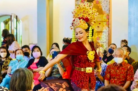 Peragaan busana batik oleh warga negara Indonesia (WNI) di pusat Kota Taipei 