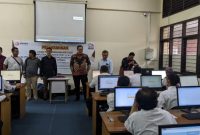 Anggota Bawaslu Herwyn JH Malonda mengawasi proses seleksi CAT pendaftar calon Panwascam, Sabtu (15/10/2022)