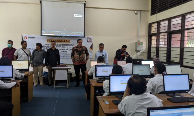 Anggota Bawaslu Herwyn JH Malonda mengawasi proses seleksi CAT pendaftar calon Panwascam, Sabtu (15/10/2022)