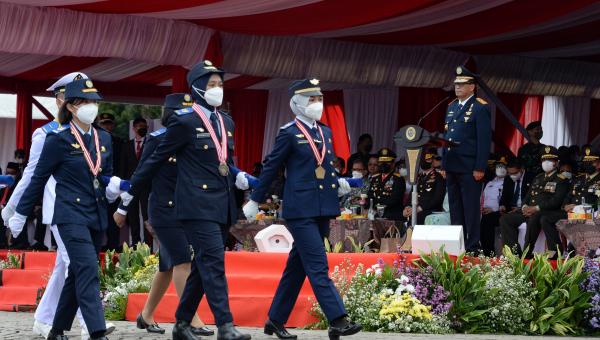 Menteri Perhubungan Budi Karya Sumadi melantik sebanyak 1.875 orang perwira transportasi lulusan Diploma III dan Diploma IV